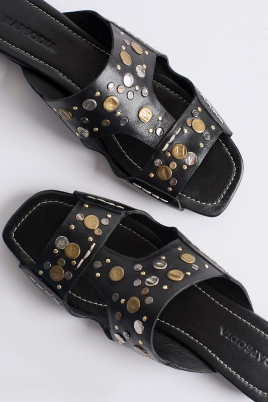 sandalias negras con tachas primavera verano 2020 Rapsodia