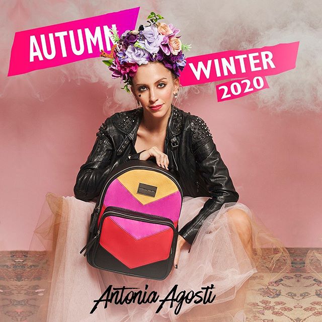 Mochila de cuero tonos alegres otoño invierno 2020 Antonia Agosti Bags