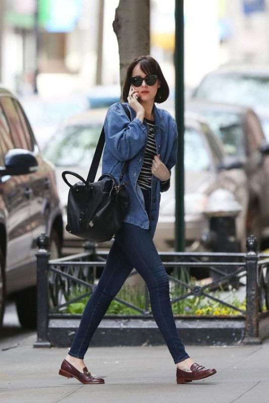 zapatos marrones para mujer con look denim jeans y camisa