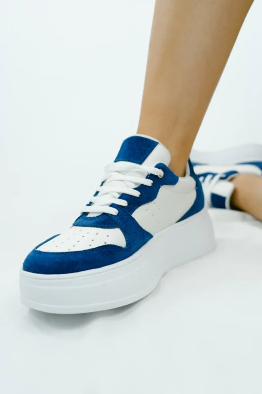 zapatillas blancas y azules verano 2024 Mary Joe